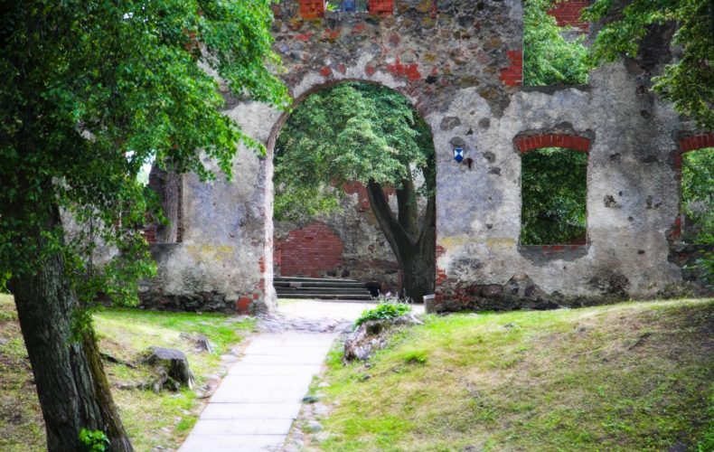 Grobiņa-Viduslaiku-pils1