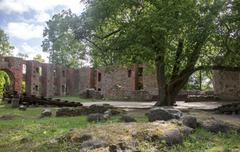 Grobiņa-Viduslaiku-pils2