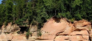 Velnala kaljud ja koobas