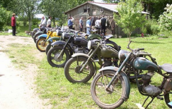 Pļaviņas-retro_motocikli_atasiene