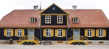 Kuldīga vana raekoda koos Raekoja platsiga