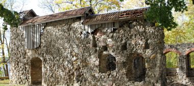 Lielvārde keskaegse lossi varemed ja park, skulptuuriaed