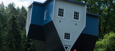 Ümberpööratud maja