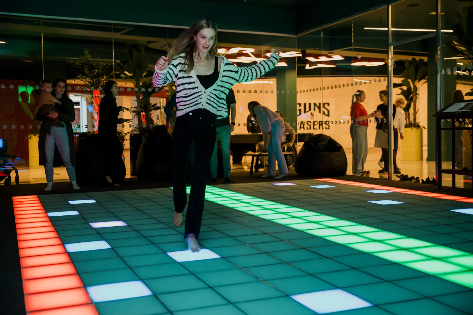 GUNSnLASERS päevalaager lastele Riias – aktiivne suvi koos go-kartide, VR-i ja piksliruumiga